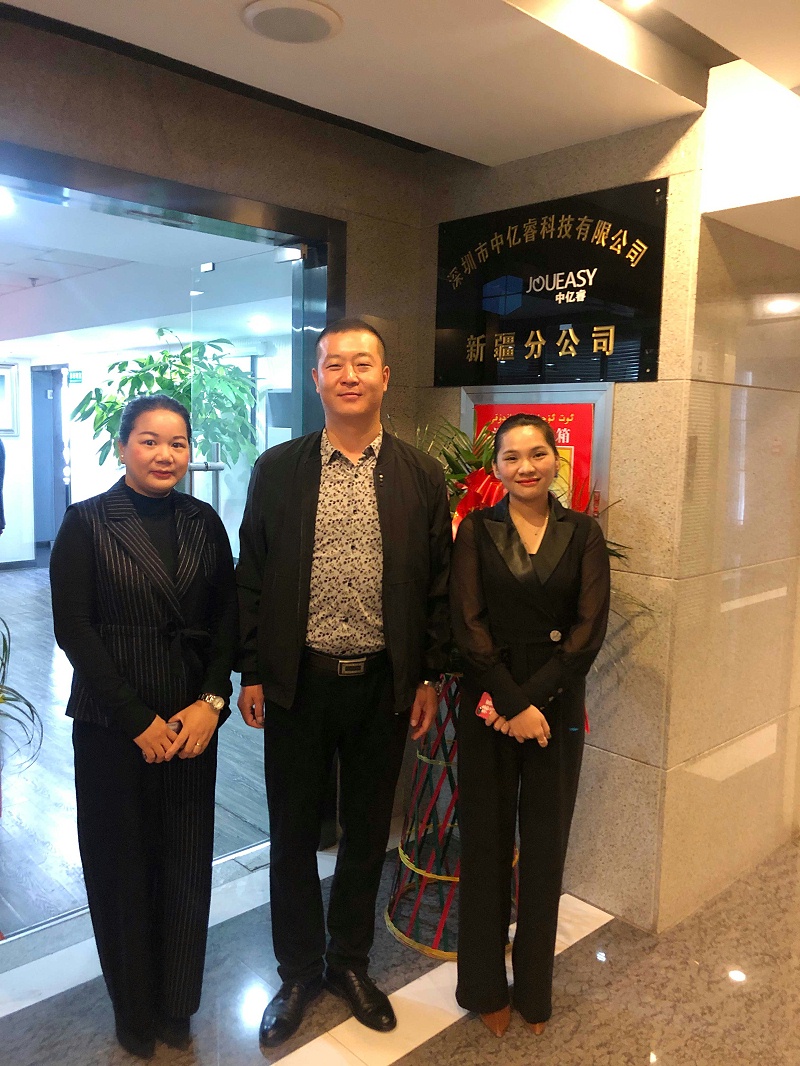 中億?？萍夹陆止境闪⒔遗苾x式合影