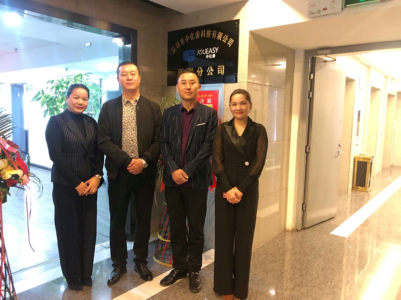 中億?？萍夹陆止境闪⒔遗苾x式合影