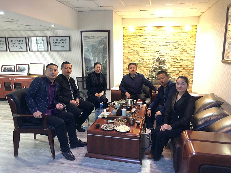 中億?？萍夹陆止境闪⒔遗苾x式合影