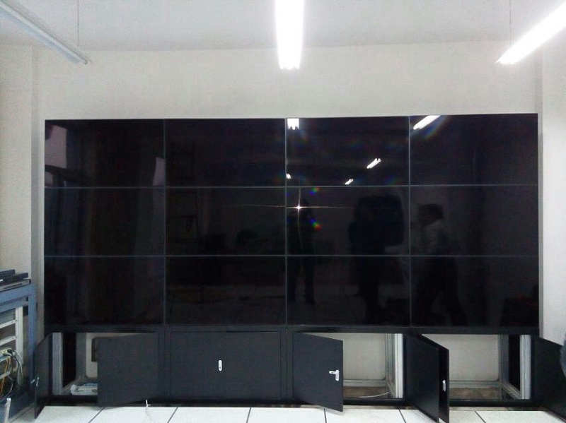 甘肅天?？h食品藥品監(jiān)督管理局46寸3X4現(xiàn)場安裝