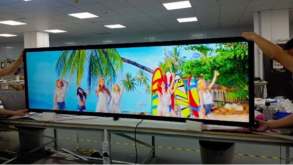 解析什么是異形廣告機(jī)？它的應(yīng)用有什么優(yōu)勢(shì)？