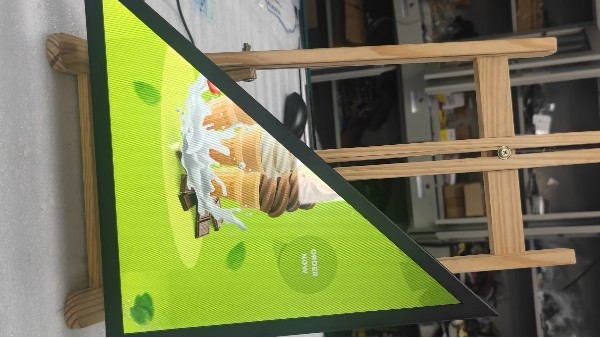 揭秘異形廣告機(jī)：革新傳播的5大特征！