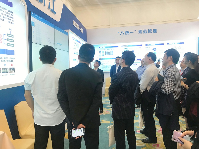 相關(guān)領(lǐng)導(dǎo)參觀(guān)人社互聯(lián)網(wǎng)建設(shè)領(lǐng)域應(yīng)用“業(yè)務(wù)經(jīng)辦一體化”