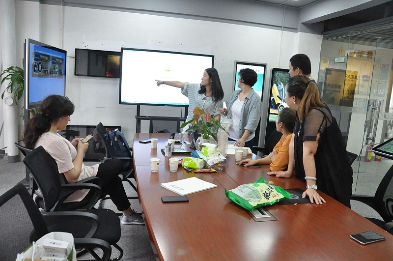 深圳中億?？萍紵崃覛g迎迪拜客戶蒞臨我司參觀考察